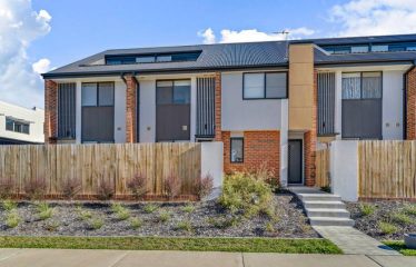 Immaculate Townhouse with Double Garage!!